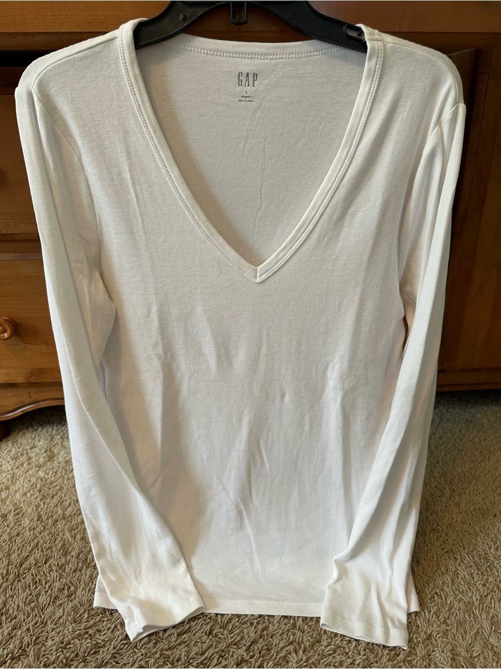 GAP V NECK LONG SLEEVE MODERN T